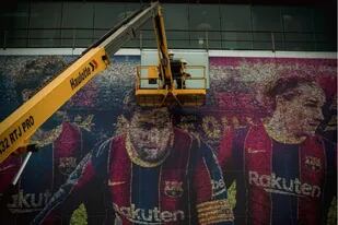 En Camp Nou comenzaron a retirar las imágenes de Lionel Messi