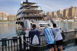 Turistas argentinos contemplan el Attila en One Porto Arabia Tower