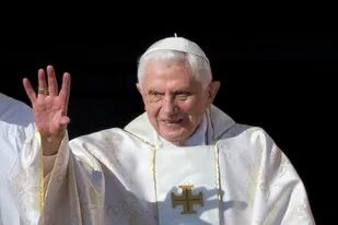 ARCHIVO - En esta foto de archivo del 19 de octubre de 2014, el papa emérito Benedicto XVI arroiba a la Plaza de San Pedro en el Vaticano. (AP Foto/Andrew Medichini, FILE)