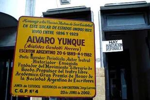 Un cartel con letras fileteadas anuncia que aquí vivió Álvaro Yunque