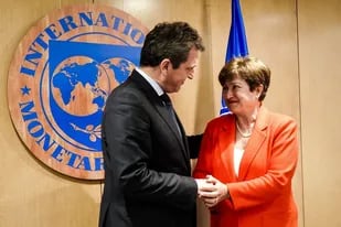 El ministro de Economía, Sergio Massa, con la directora del FMI, Kristalina Georgieva