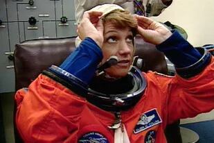 Eileen Collins, la primera mujer en comandar un transbordador espacial, el 21 de julio de 1999
