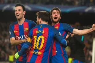 Messi abraza a Sergi Roberto, autor del agónico sexto gol en el emotivo 6 a 1 de Barcelona sobre PSG en 2017