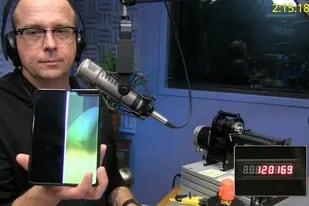 El testeo elaborado por el sitio CNET puso a prueba la pantalla plegable del smartphone, que se abrió y cerró unas 120.169 veces hasta que comenzó a fallar