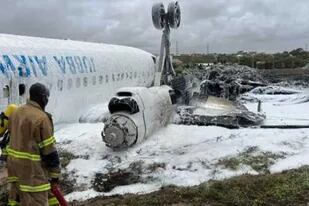 Un avión se dio vuelta en su aterrizaje y activó las alarmas en Somalia
Foto: Reuters