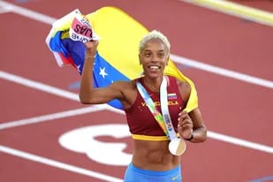 El festejo de Yulimar Rojas, después de coronarse tricampeona mundial de triple salto en el Mundial de Atletismo