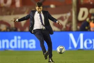 Alexander Medina, el entrenador de Talleres, de Córdoba, tiene 41 años y fama de duro.