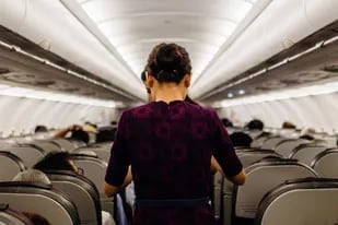 Una azafata y tiktoker revela por qué es mejor preguntar antes de cambiar de asiento en el avión