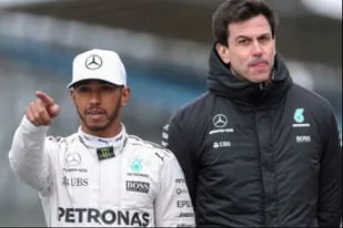 Lewis Hamilton y Toto Wolff todavía mastican bronca por cómo se les escapó el título en la Fórmula 1