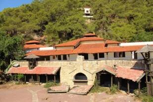 El Holiday Eco Dream hotel se ubica en la ladera de una montaña llena de pinos, en Turquía, costó unos 5 mil millones de dólares y hoy se encuentra abandonado