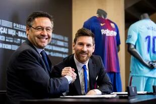 Bartomeu y Messi sellan el contrato de la polémica