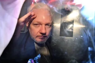 Julian Assange, en 2019, al ser trasladado a un tribunal en Londres. (Photo by Daniel LEAL / AFP)