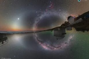 En la parte superior de la imagen, el Observatorio del Roque de los Muchachos (Garafía, La Palma), tomada en febrero de 2020. La zona inferior refleja el cielo del hemisferio sur desde el Observatorio La Silla (ESO Astronomy), en abril de 2016