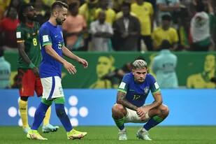 Bruno Guimaraes, hincado y con la mirada perdida, procesa la derrota ante Camerún