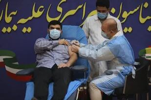 Parsa Namaki, hijo del ministro de Salud, Saeed Namaki, recibió su primera dosis en el Hospital Imam Khomeini