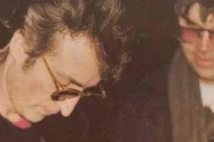 La foto que tomó Paul Goresh del momento en el que John Lennon le firmó el álbum a Mark Chapman, el fan que lo asesinó