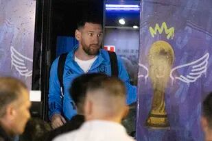 La selección argentina llegó este lunes a Santiago del Estero y hubo desborde de público para recibirla