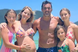 Fabián Cubero junto a sus hijas y Mica Viciconte (Foto: Instagram)