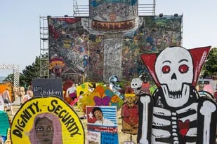 El mural "La justicia del pueblo", del colectivo de artistas indonesios Taring Padi, despertó críticas por incluir imágenes consideradas "antisemitas"