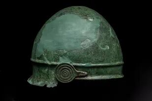 El casco de bronce se forjó en la zona de Perugia y formaba parte del equipamiento de la tumba de un guerrero excavada en Vulci en 1930