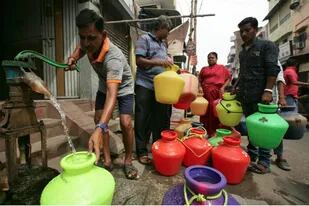 En Chennai, los vecinos hacen filas para cargar agua en bidones