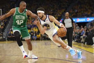 El dominicano Al Horford (42), de los Celtics de Boston, intenta obstruir el avance de Klay Thompson (11), de los Warriors de Golden State, en la segunda mitad del primer partido de las finales de la NBA disputado en San Francisco, el jueves 2 de junio de 2022. (AP foto/Jed Jacobsohn)