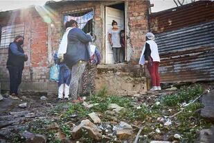 Vecinos de Villa Itatí, partido de Quilmes, durante un relevamiento por la pandemia