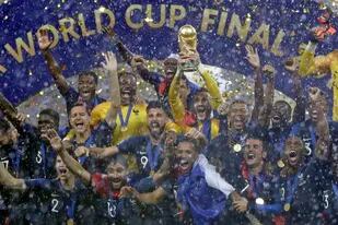 Francia, campeón mundial de Rusia 2018: el arquero Hugo Lloris alza el trofeo; FIFA piensa en que imágenes así se den cada dos años en lugar de cada cuatro.
