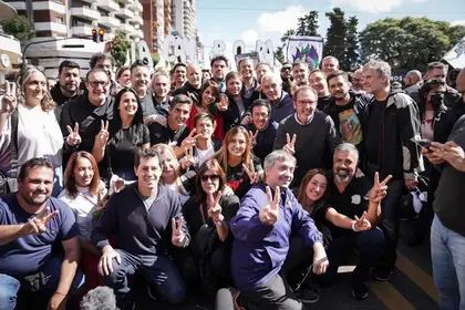 Máximo Kirchner, con integrantes de La Cámpora y dirigentes kirchneristas nacionales y provinciales, en la marcha del 24 de marzo