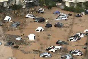 Lluvias torrenciales inundaron barrios de Atenas; sospechan que el incendio fue intencional