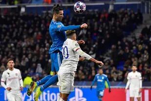 Cristiano Ronaldo supera en el salto a Fernando Marçal, pero Juventus perdió por 1-0 contra Lyon en la ida de la serie de octavos de final.