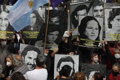 Acto en la Plaza de Mayo por el Día de la Memoria