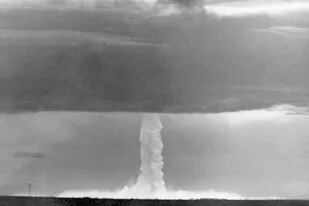 Entre otras efemérides del 29 de agosto, hoy es el Día Contra los Ensayos Nucleares (En foto: bomba de hidrógeno en un ensayo nuclear de Estados Unidos en el atolón Bikini de las Islas Marshall, el 21 de mayo de 1956)