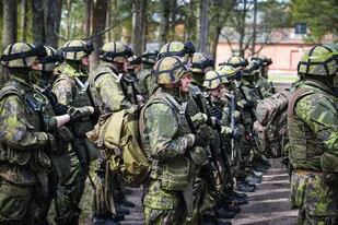 Miembros de la MPK, la Asociación de Entrenamiento de Defensa Nacional de Finlandia, asisten a un entrenamiento en la base militar de Santahamina en Helsinki