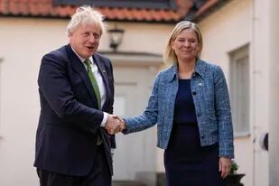 El primer ministro británico Boris Johnson es recibido por la primera ministra sueca Magdalena Andersson, en Harpsund, Suecia, el 11 de mayo del 2022. (AP Foto/Frank Augstein)