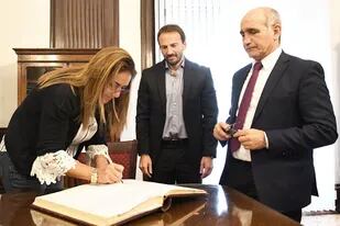 María Fernanda Iza al momento de firmar su nombramiento la semana pasada