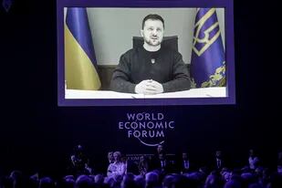 El presidente ucraniano Volodimir Zelensky, durante su discurso en video a los asistentes al Foro Económico Mundial de Davos, Suiza, en enero  (Foto AP/Markus Schreiber)