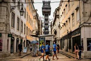 Seguidores del Atalanta caminan por el centro de Lisboa, esta mañana