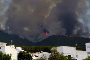 Los incendios avanzan cerca de un área residencial in Alhaurín de la Torre, Málaga. (AP Photo/Gregorio Marrero)