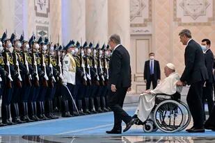 El Papa Francisco durante la ceremonia de bienvenida con el presidente kazajo, Kassym-Jomart Tokayev, en el Palacio Presidencial de Nursultán, Kazajistán