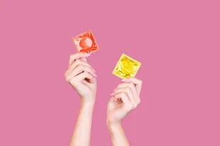 El uso de preservativo es la principal manera de prevenir cualquier tipo de enfermedad de transmisión sexual. Foto: Canva