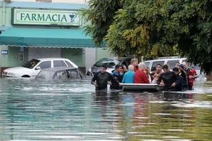 En calle 7 y 531, a pocas cuadras del centro de La Plata, el agua superó el metro de altura; los vecinos, que pasaron la noche sin ayuda, fueron evacuados a la mañana