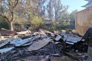 El impacto del ataque incendiario en la propiedad de un diputado chileno en La Araucanía (Foto: Renovación Nacional)