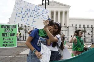 Manifestantes pro aborto reaccionan a la decisión de la Corte Suprema de Estados Unidos de anular el histórico caso Roe vs. Wade