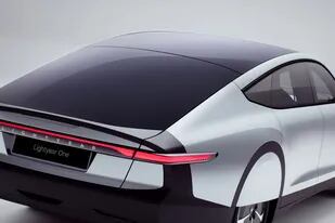 El Lightyear One es un auto eléctrico que recarga sus baterías con los paneles solares de su techo y capot