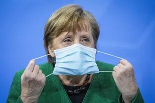 La canciller alemana, Angela Merkel, se quita la máscara al comenzar una conferencia de prensa