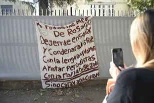 Vamos a matar periodistas”: la fuerte amenaza de un grupo narco que  apareció en la puerta de un canal de Rosario - LA NACION
