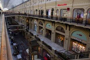 Un shopping en Moscú, en un país donde cientos de marcas extranjeras decidieron congelar o cancelar su actividad comercial