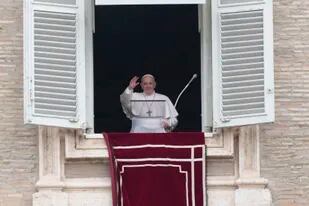 El papa Francisco saluda desde la ventana de su oficina a la gente en la Plaza de San Pedro mientras reza el ángelus, martes 29 de junio de 2021. (AP Foto/Gregorio Borgia)