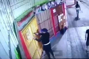 El delincuente disparó desde afuera del negocio